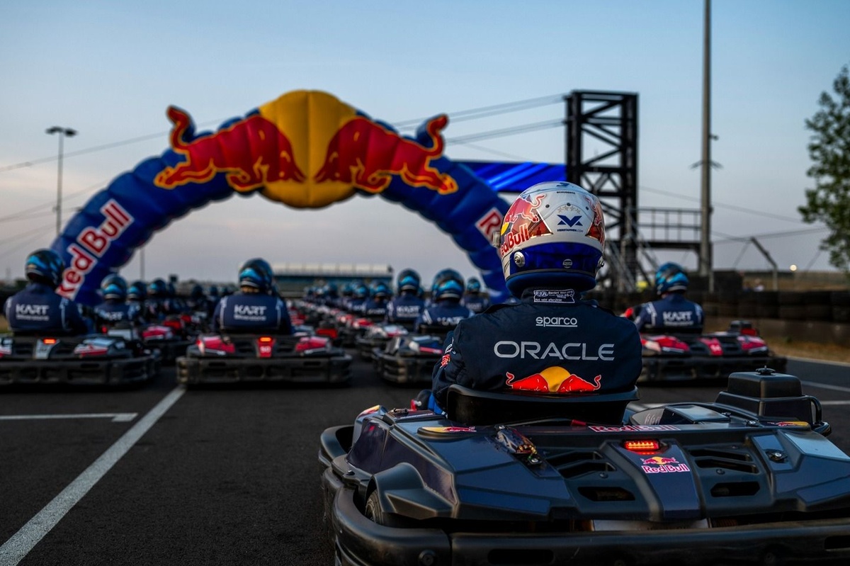 Max Verstappen neemt het op tegen 100 coureurs in 'grootste kartrace ter wereld'