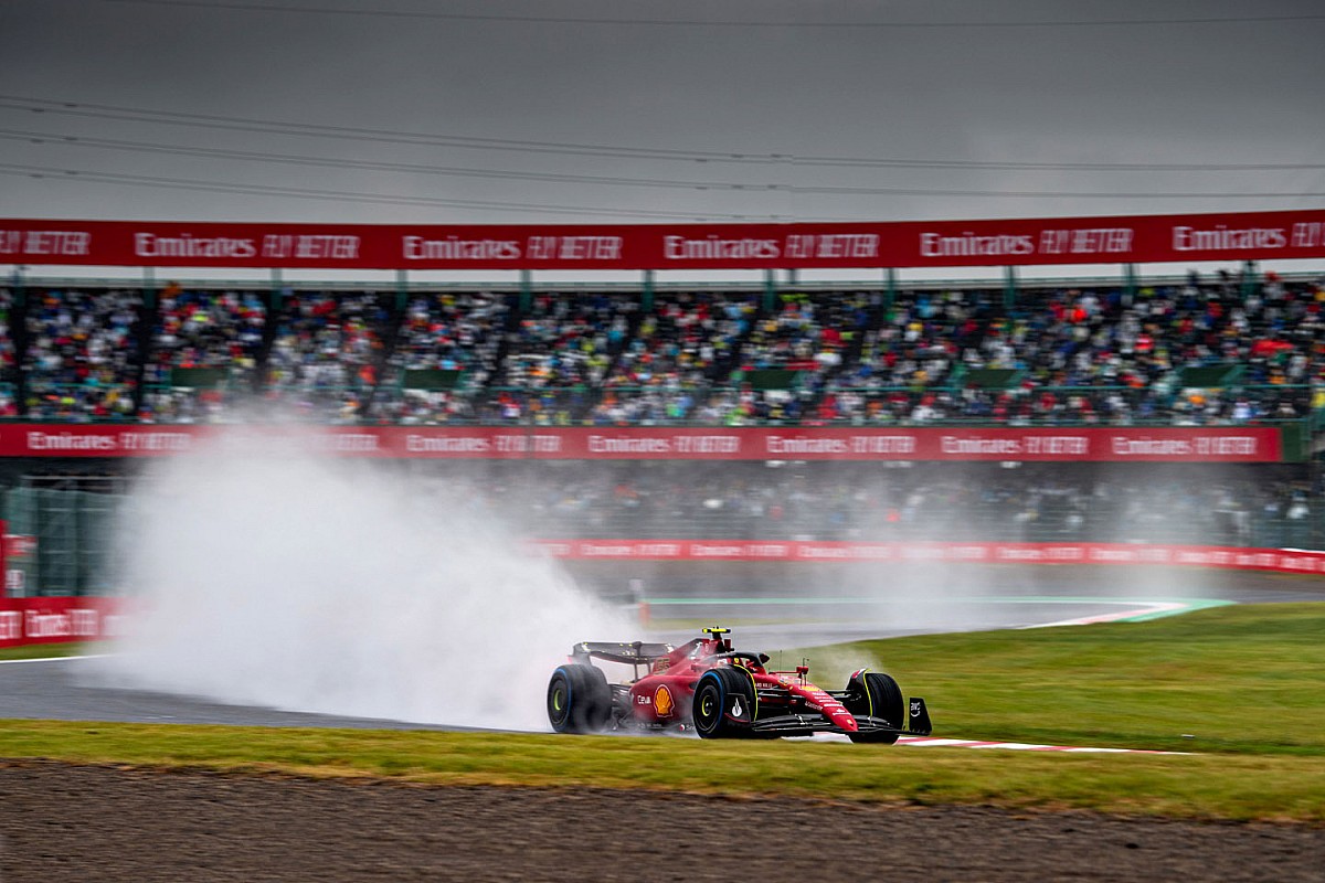 Sainz verrassend naar eerste pole in natte kwalificatie F1 Silverstone