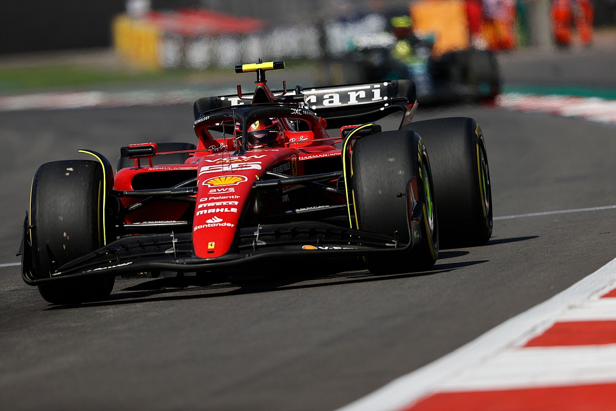 VIDEO: Ferrari-coureur Sainz spint op weg naar pitstraat in Melbourne