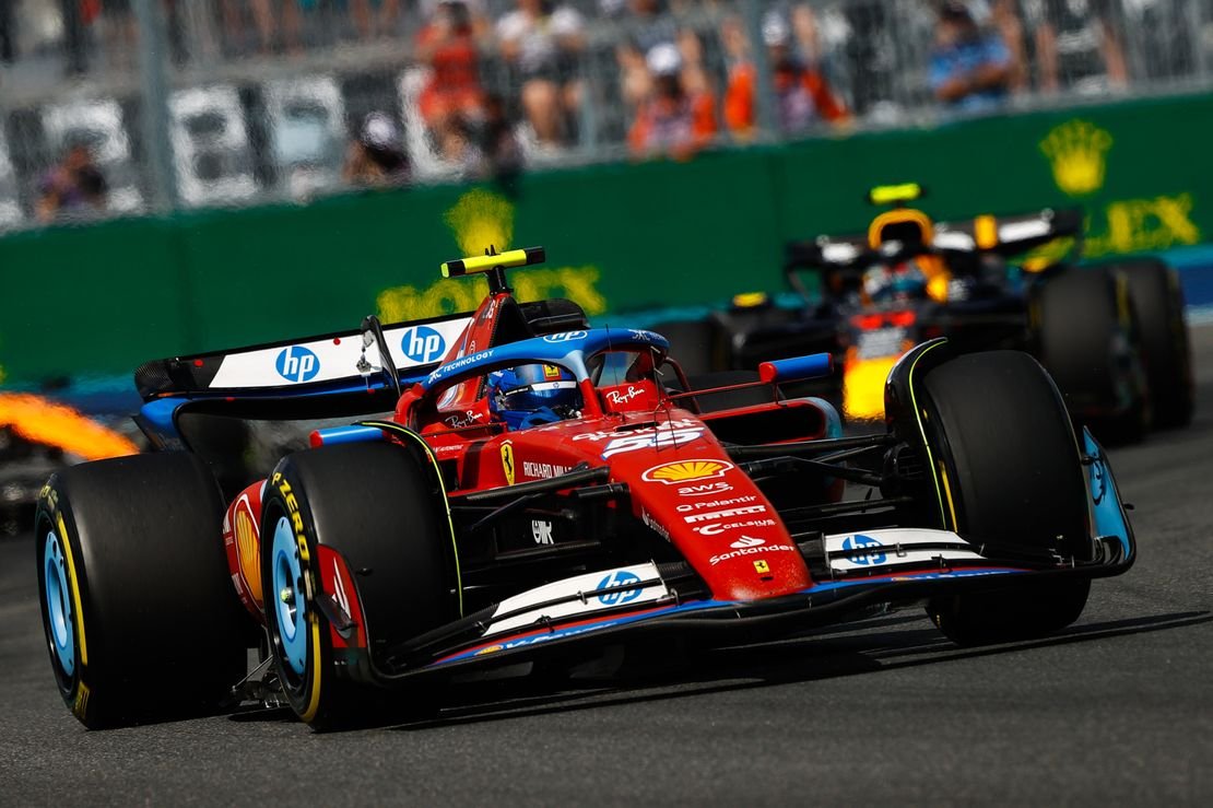 Sainz blij met P3 in F1-race Bahrein: Verrassend dat ik Red Bull kon bijhouden