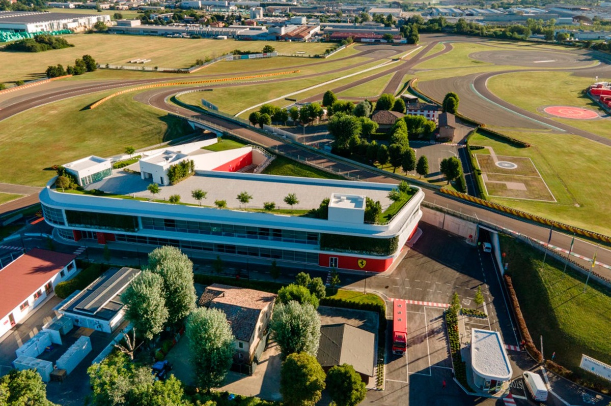 Hamilton draait natte bandentest Pirelli af op Fiorano