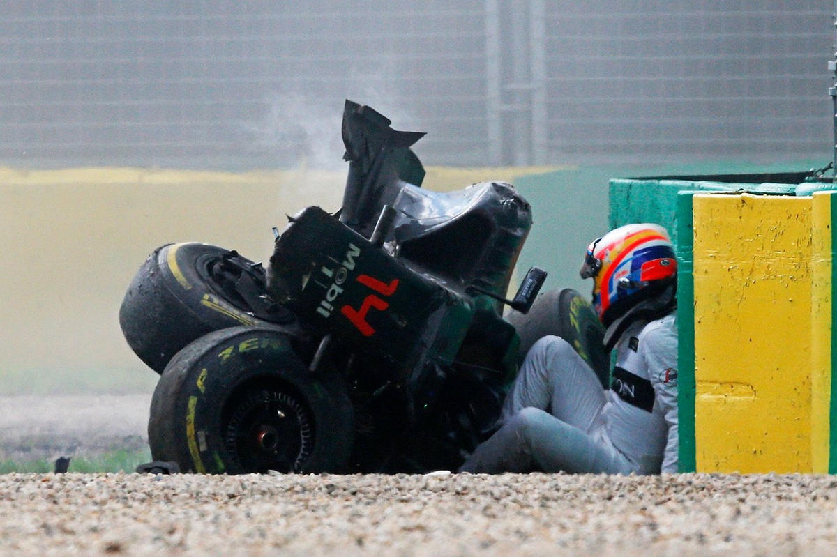 On this day: Alonso vliegt door de lucht na crash met Gutiérrez