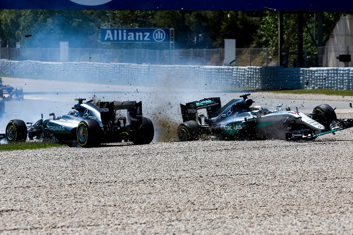 Rosberg en Hamilton moesten diep in de buidel tasten na crash Spanje 2016