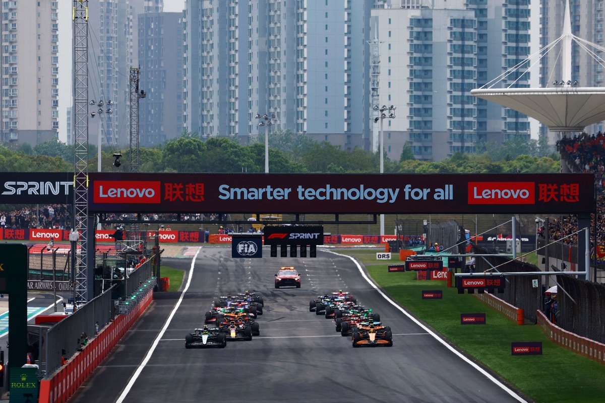 VIDEO: Verstappen voorbij aan Hamilton in F1-sprintrace China