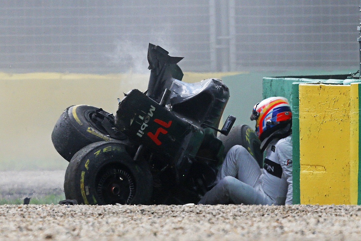 VIDEO: Fernando Alonso ontsnapt bij megacrash in GP Australië 2016