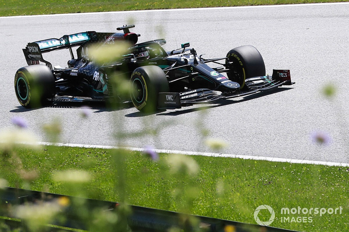 Hamilton aan kop in eerste F1 training van 2020 Verstappen derde