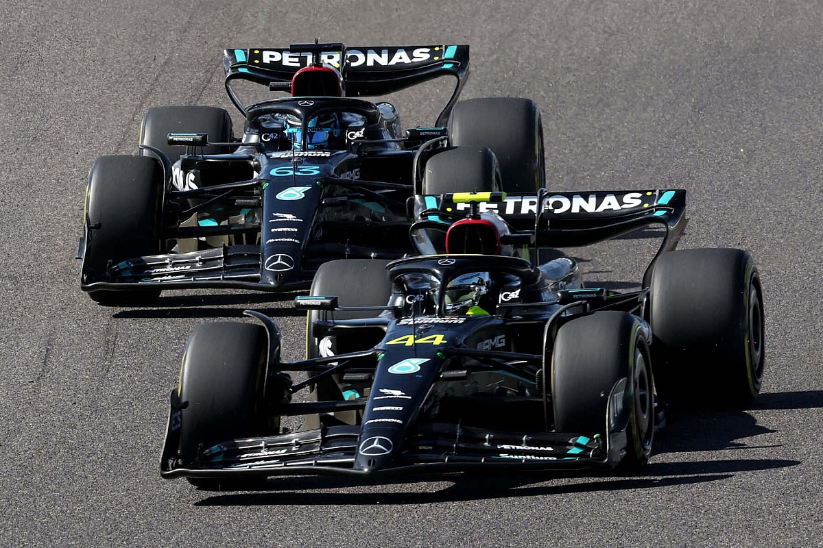 Mercedes reageert op kritiek Hamilton: Teamorders om hem te helpen