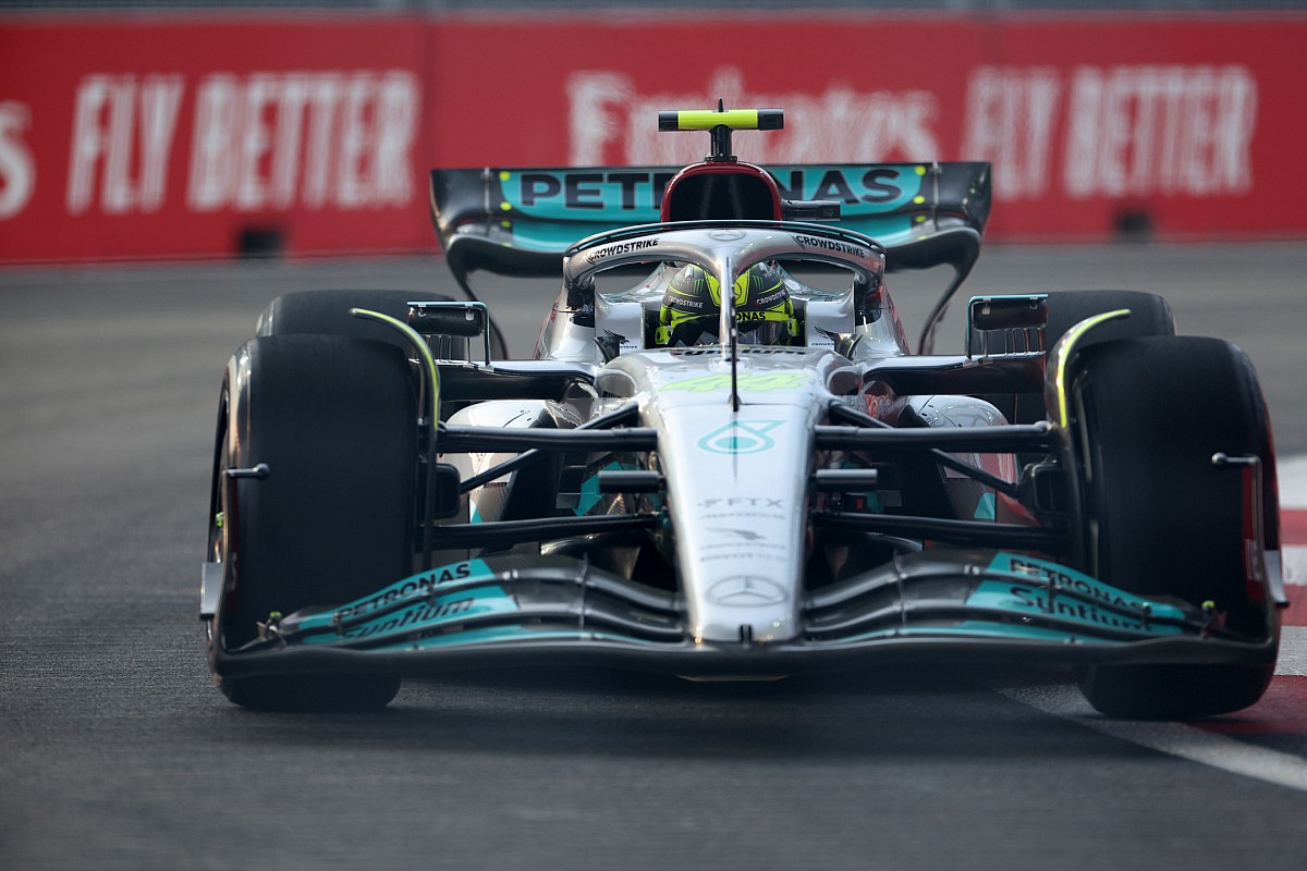 Hamilton verrast met snelste tijd in eerste training Singapore