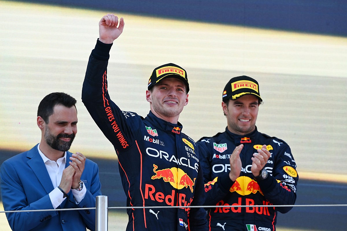 F1-update: Red Bull niet blij met Aston Martin-kopie, De Vries debuteert