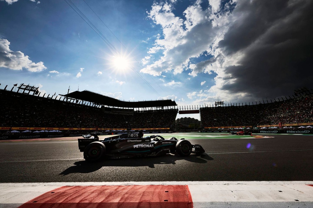 Russell crasht tijdens F1-bandentest Abu Dhabi, Sainz opent als snelste