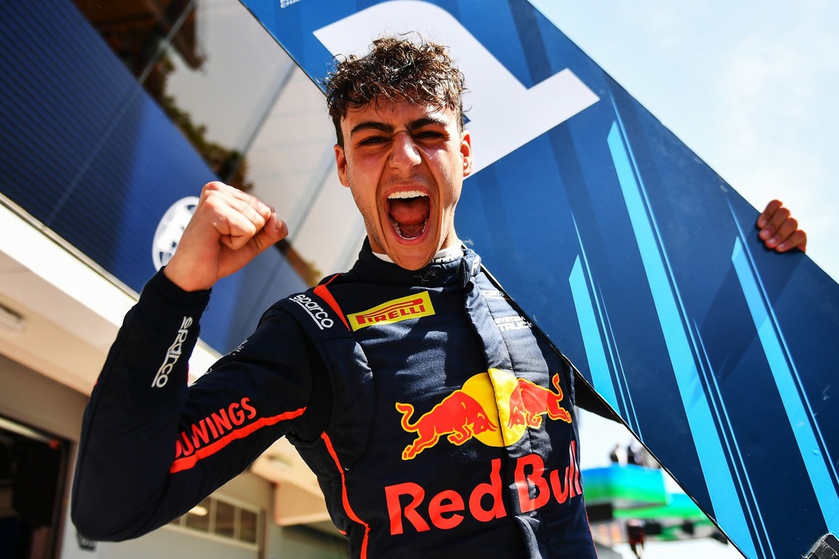 F1-test voor Red Bull-protegé Lindblad ter voorbereiding op VT1-optredens