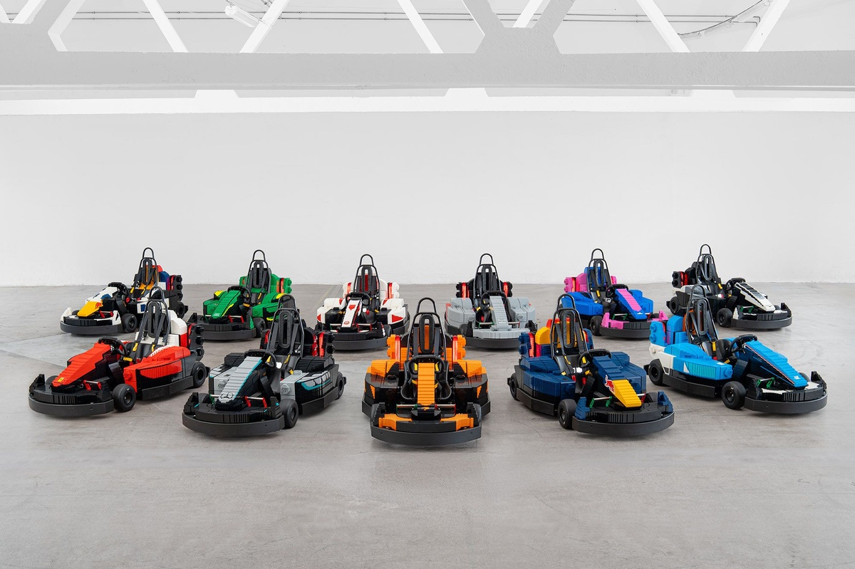 F1-coureurs stappen in Lego-miniauto's voorafgaand aan Britse GP
