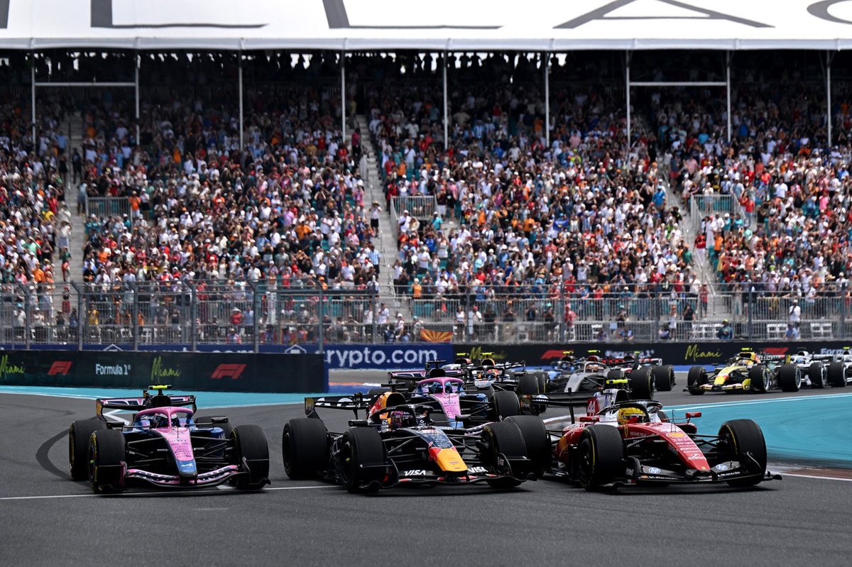Max Verstappen blij met tempo, maar kritisch na sprintrace-duel met Hamilton
