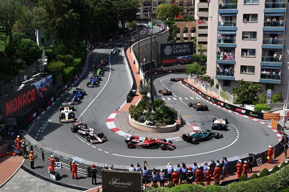 F1-update: Verstappen uitgesproken in China, eerste sprintzege Hamilton in het rood
