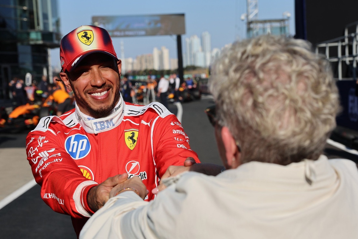 Lewis Hamilton deelt 'hartverwarmend' Ferrari-moment met moeder voor GP van Italië