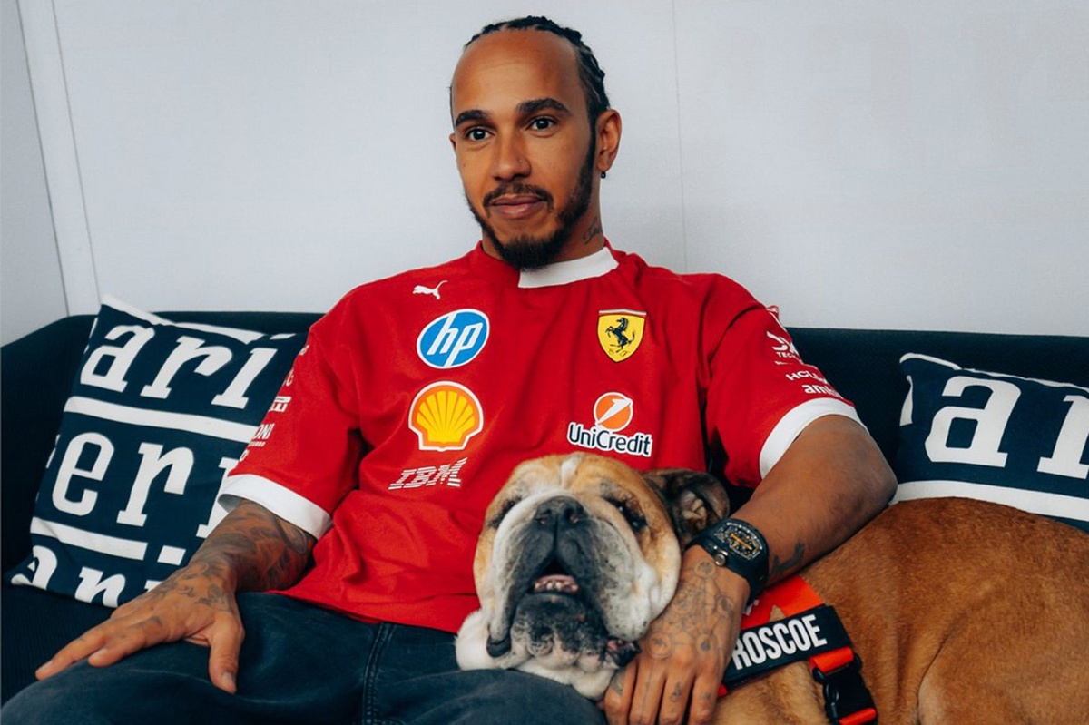 Lewis Hamilton herdenkt Roscoe met ontroerend eerbetoon, één jaar na zijn overlijden