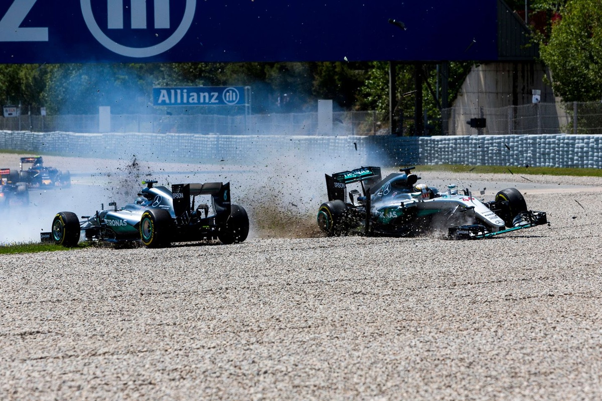 Rosberg en Hamilton deelden rekening na crash in Spanje: “360.000 euro”