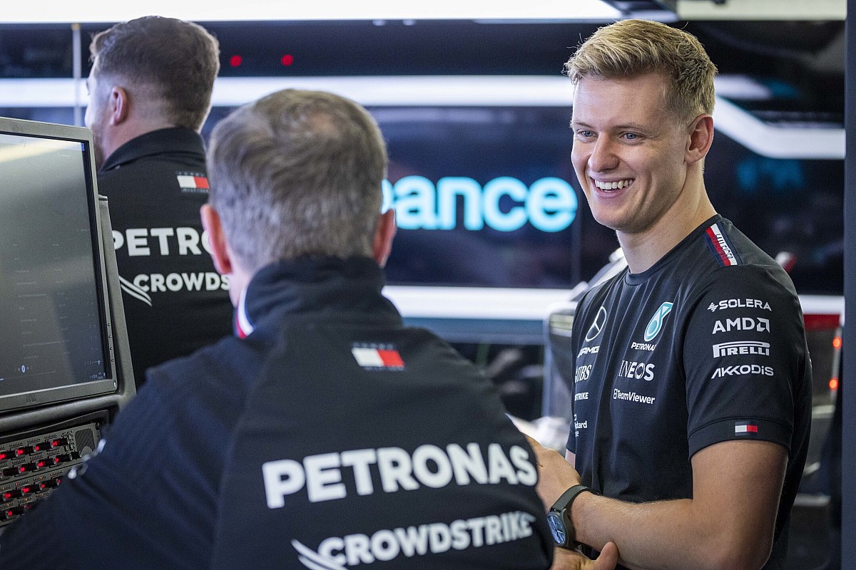 Hamilton en Russell prijzen Schumacher voor rol in ommekeer Mercedes