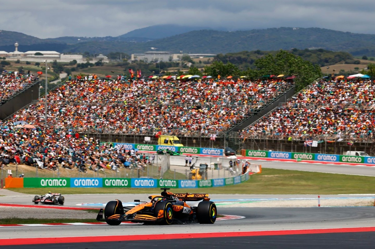 VIDEO: Piastri verliest veel terrein na hevig gevecht met Sainz in F1-race Miami