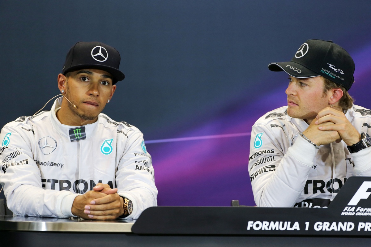 Papieren lagen al klaar: Wolff dreigde Rosberg en Hamilton met ontslag