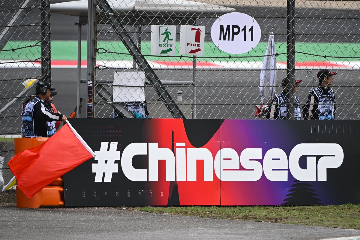 VIDEO: Bermbrandje veroorzaakt rode vlag tijdens VT1 F1-race China