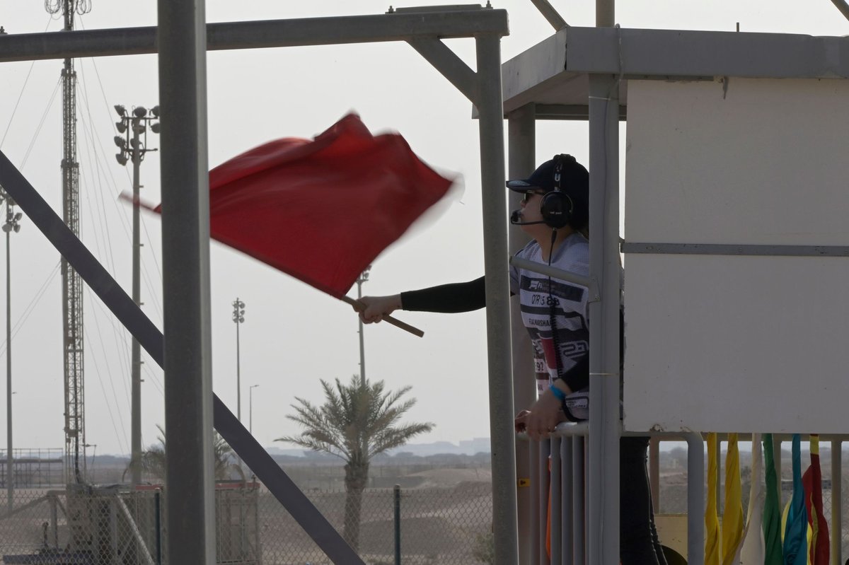 Eerste rode vlag van F1 testdagen Bahrein door probleem met kerbstone