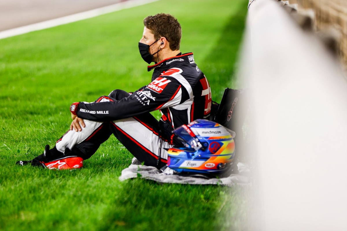 Romain Grosjean herenigd met helm van horrorcrash Bahrein 2020