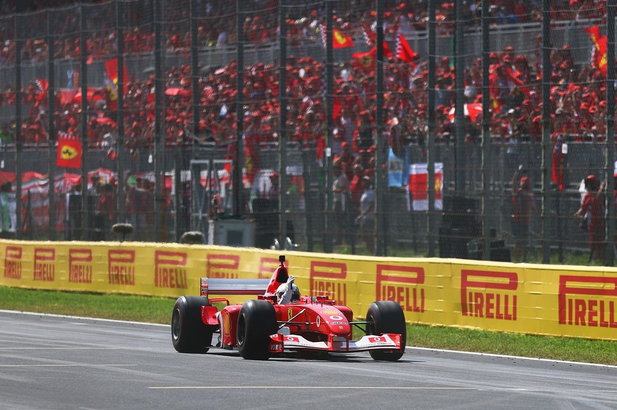 Emotioneel eerbetoon aan Michael Schumacher van Sebastian Vettel in Ferrari F2002 - 