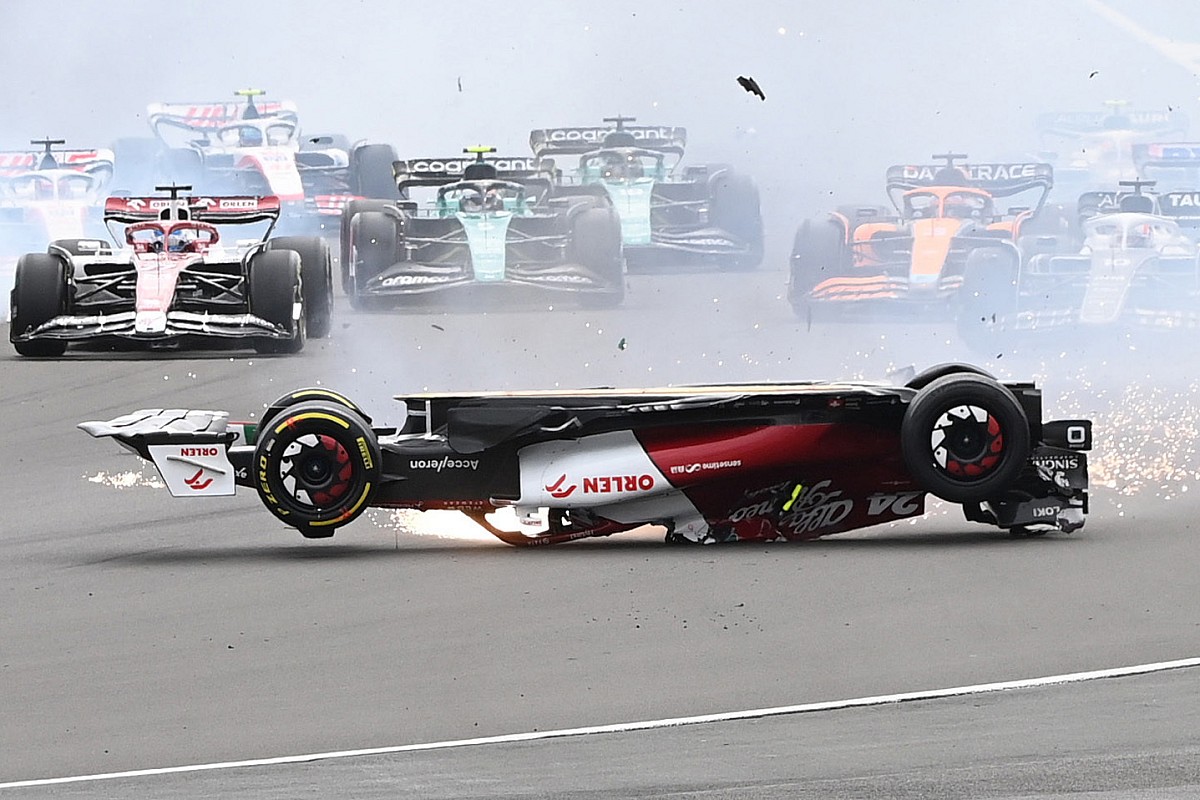 F1-update: Zware crash en spektakel op Silverstone, Verstappen beperkt schade