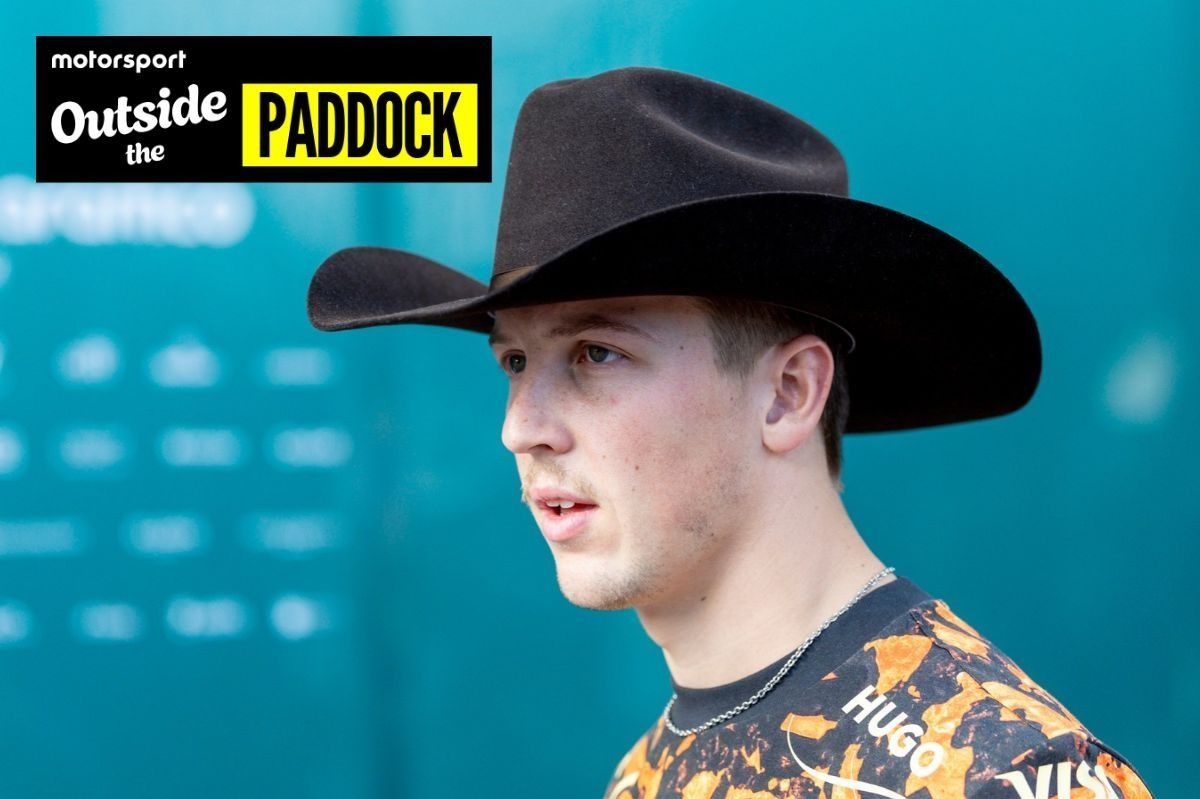 Liam Lawson onthult limited-edition gitaar voor liveoptreden in Austin
