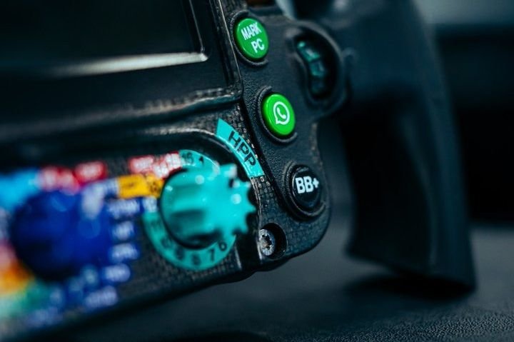 Grappig detail op Mercedes F1-auto: WhatsApp-knop op het stuur