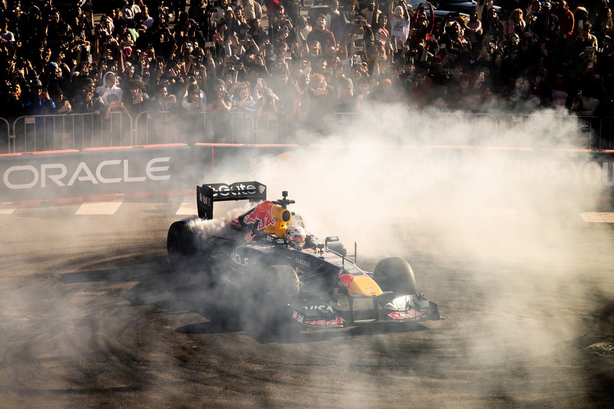 Video: Red Bull RB7 van Tsunoda vliegt in de fik tijdens demorun